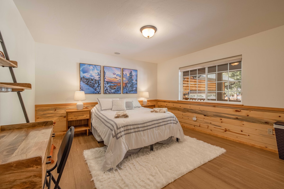 第二间卧室配有标准双人床