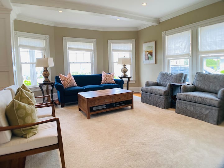 Seascape-walk To Beach-ocean Views-close To Town - Newport