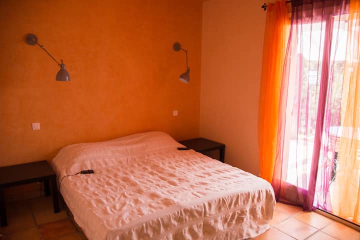 ნარინჯისფერი საძინებელი პირველ სართულზე (2 საწოლი)