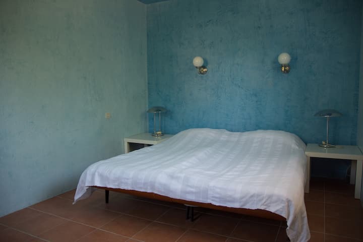 ლურჯი საძინებელი ოთახი 1-ლი სართული (2-დან 4 საწოლამდე)