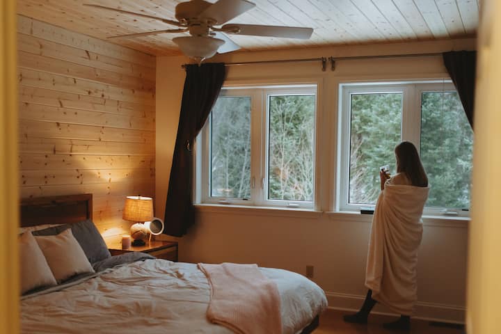 Ძირითადი საძინებელი (საწოლი საწოლი + ცალკე სააბაზანო)