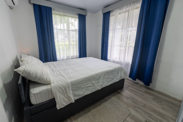 Soba s bračnim krevetom, krevetom za jednu osobu i klima-uređajem također ima dovoljno prostora za odjeću