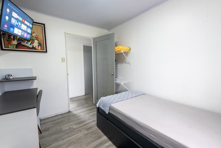 Mala soba s krevetom za jednu osobu i pomoćnim krevetom, radno mjesto