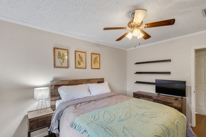 تحتوي هذه الغرفة على سرير متوسط الحجم وتلفزيون على طاولة خزانة مع تخزين ومنضدة جانبية مع مصباح ومروحة سقف لراحتك.