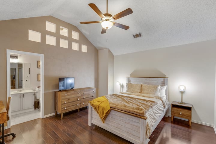 هذه هي أكبر غرفة نوم في المنزل، وتتميز بسرير متوسط الحجم وحمام داخلي وتلفزيون وإضاءة دافئة وجذابة.