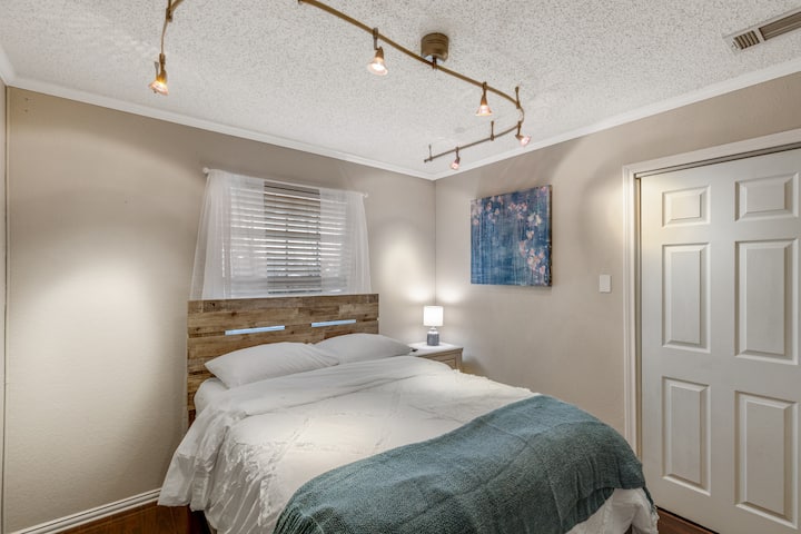 استمتع بالراحة في غرفة النوم المريحة هذه، حيث يدعوك السرير المزدوج الناعم والإضاءة اللطيفة للاسترخاء والاستمتاع بنوم مريح بعد يوم مليء بالمغامرات.