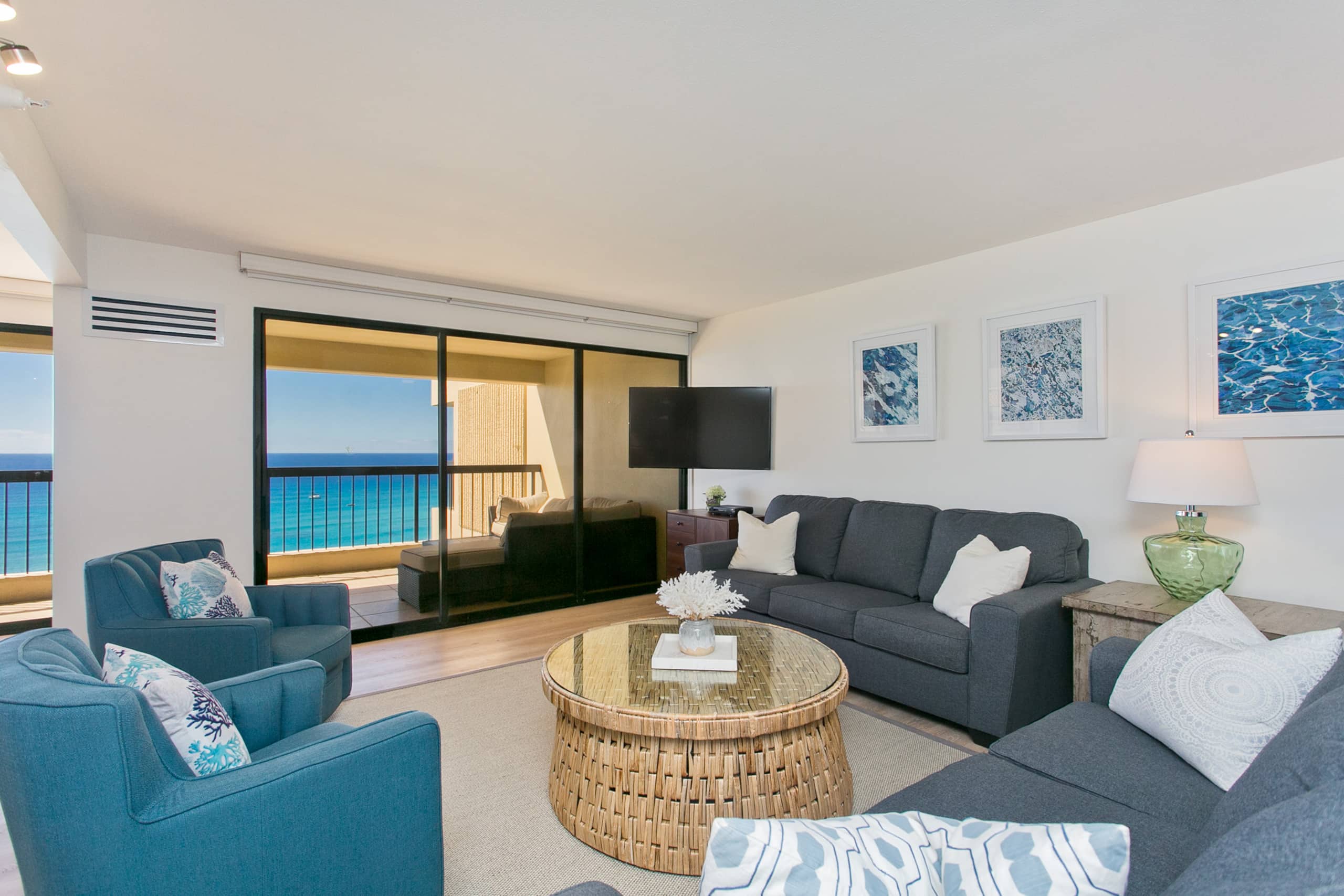 Condo in Honolulu · ★4.96 · 2 bedrooms · 4 beds · 2 private baths - Image 5