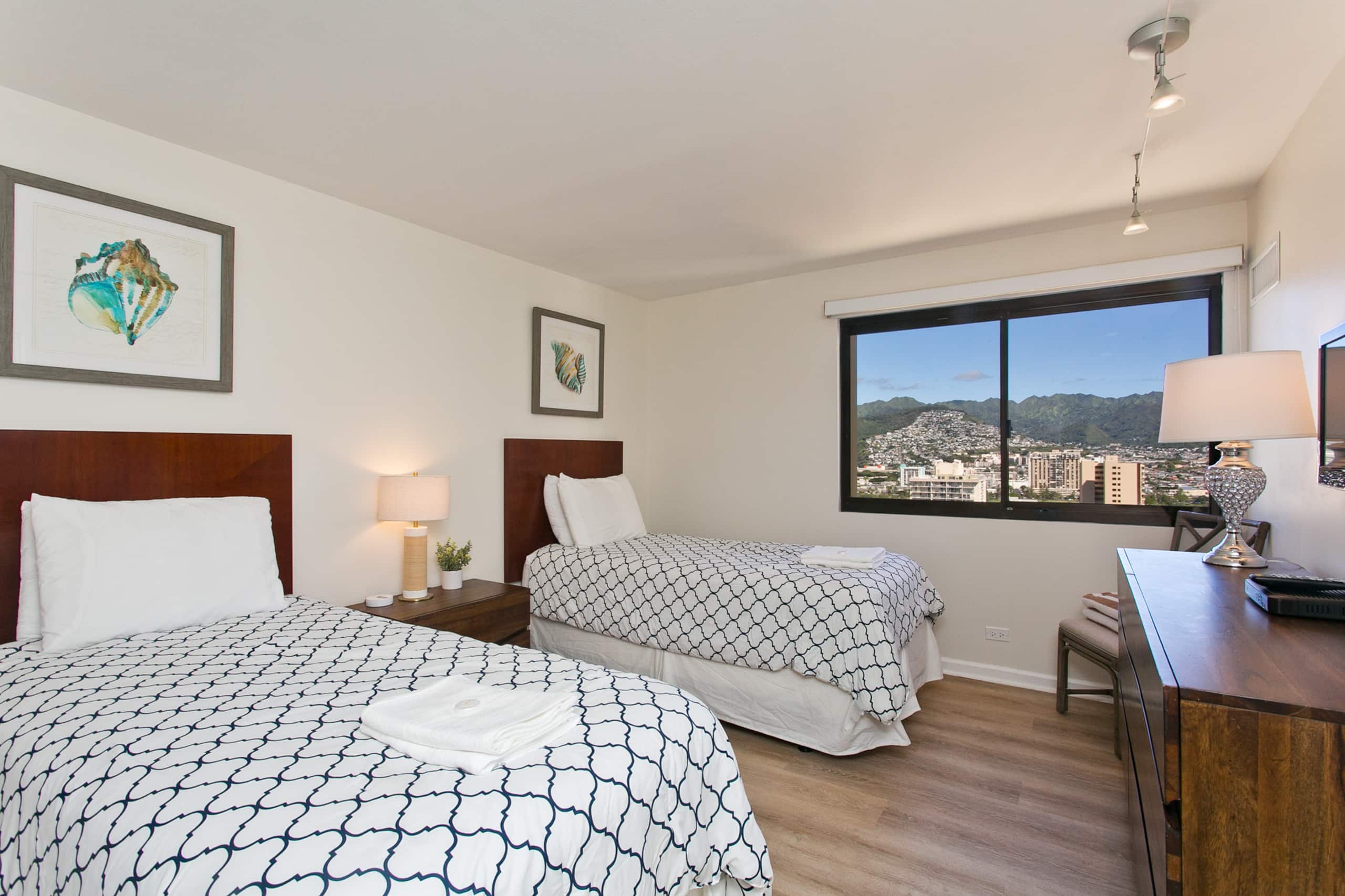 Condo in Honolulu · ★4.96 · 2 bedrooms · 4 beds · 2 private baths - Image 3