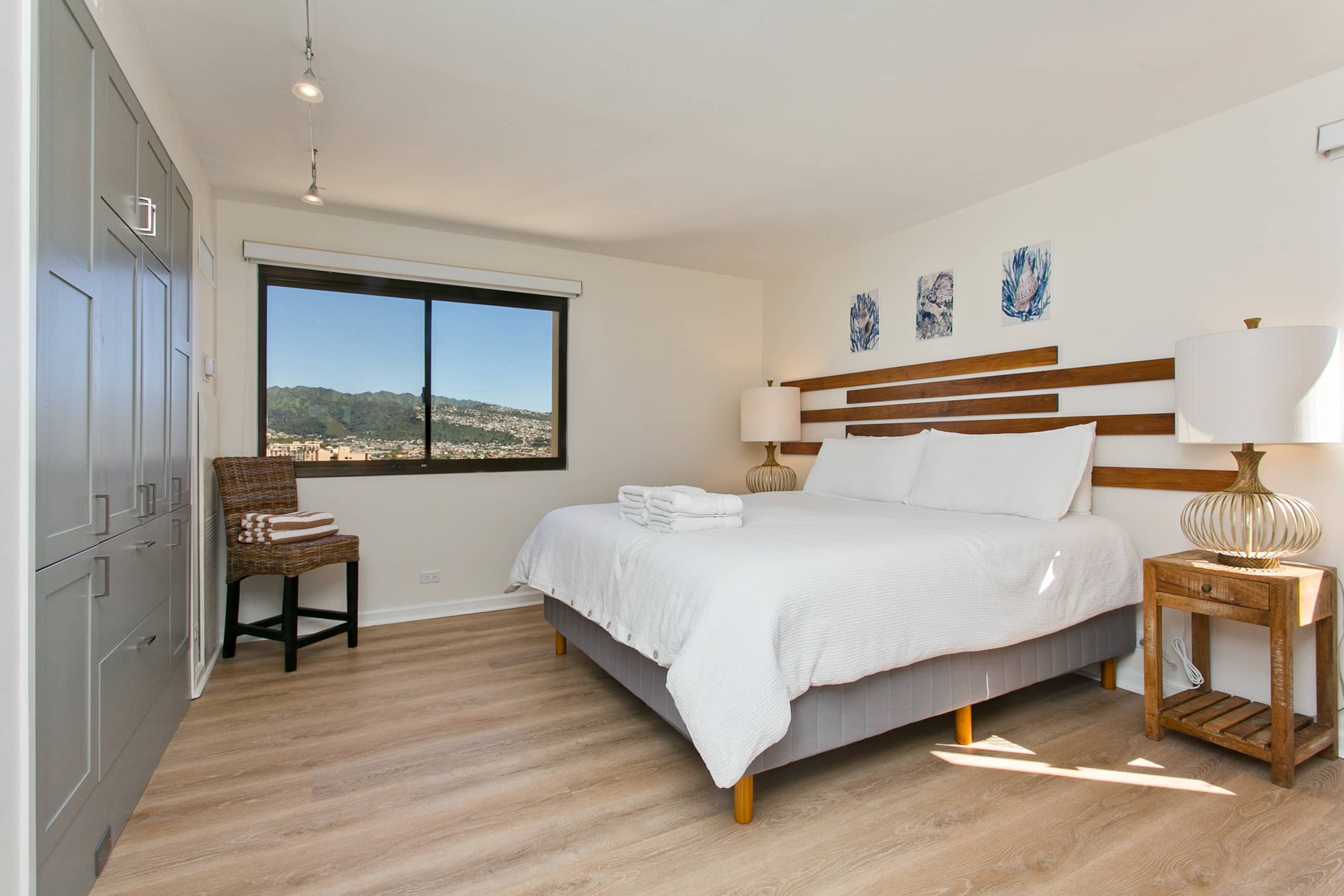 Condo in Honolulu · ★4.96 · 2 bedrooms · 4 beds · 2 private baths - Image 2