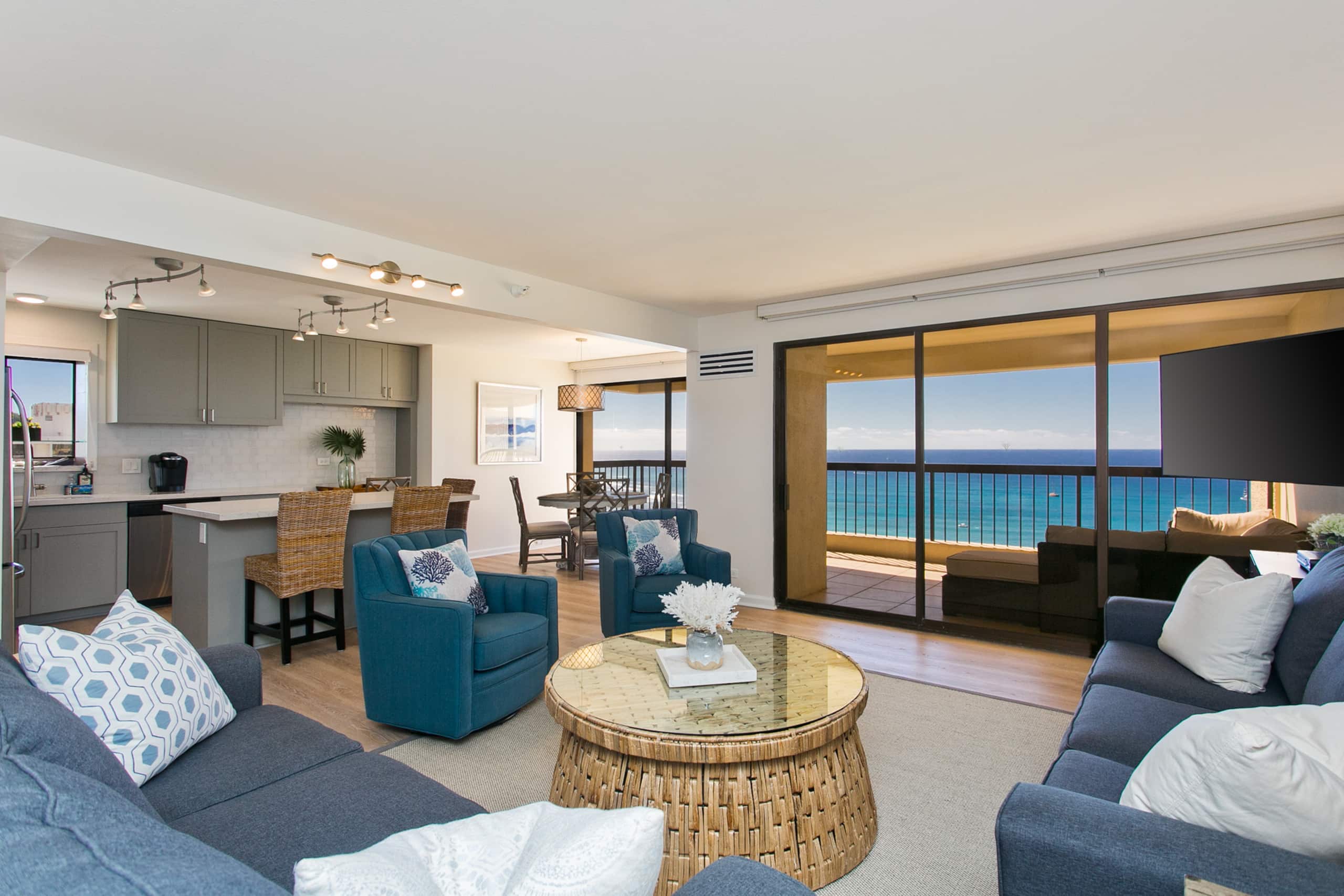 Condo in Honolulu · ★4.96 · 2 bedrooms · 4 beds · 2 private baths - Image 4