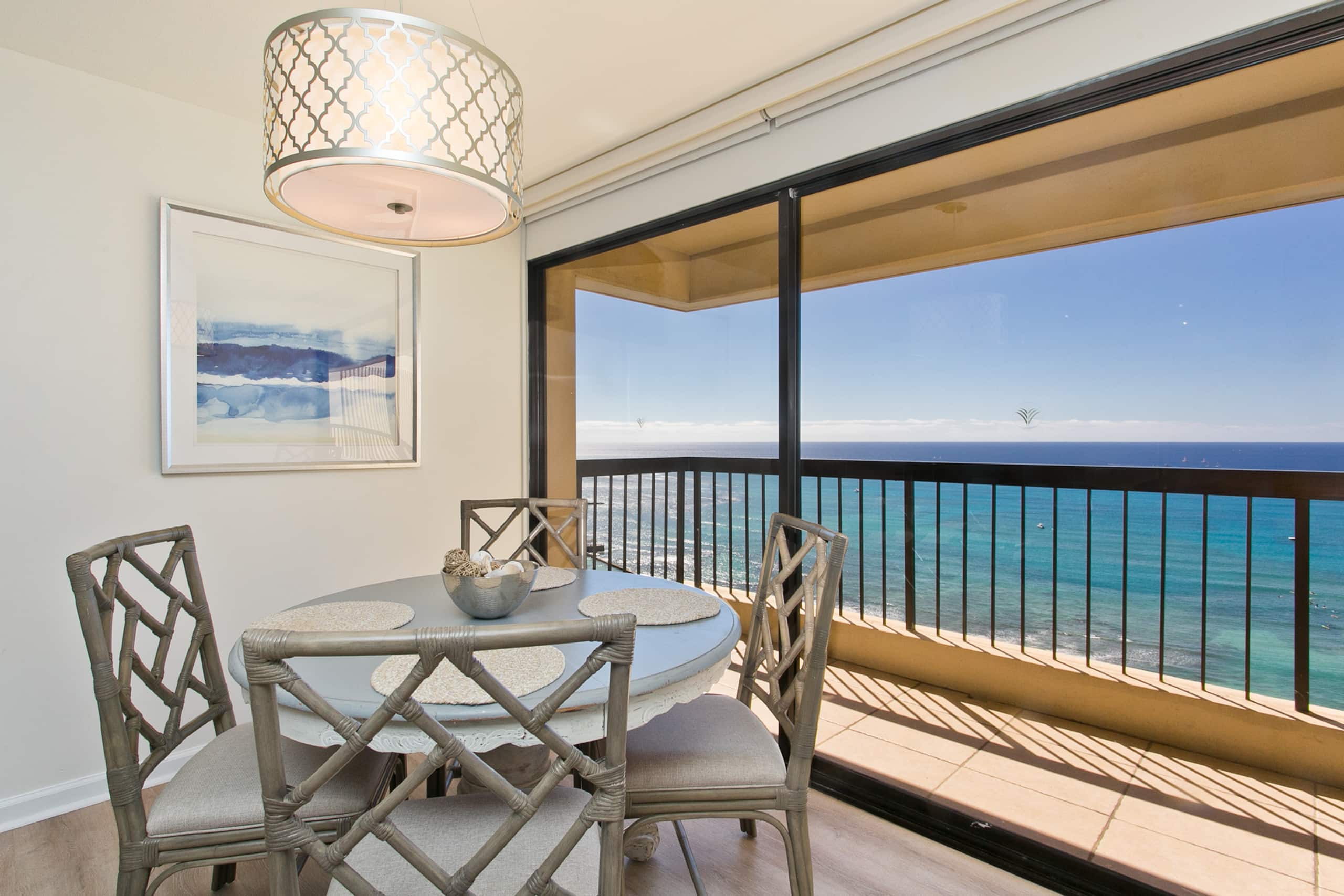 Condo in Honolulu · ★4.96 · 2 bedrooms · 4 beds · 2 private baths - Image 11