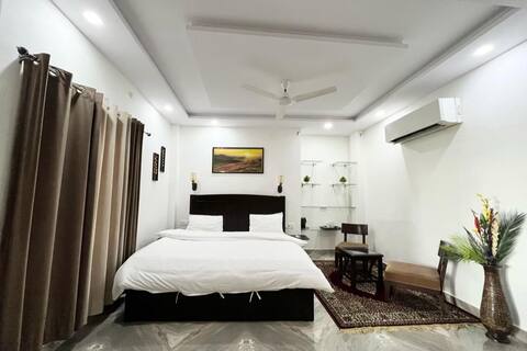 Cozy Bed & Breakfast near Taj Mahal- 9 min walk