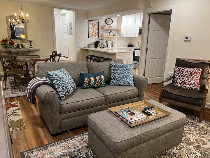 French Quarter Chateau In Lovely Downtown Fairhope - Fairhope, AL