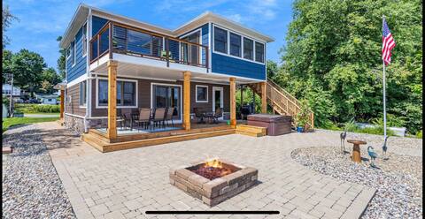 Cheerful Sister Lakes 4 BDR Lake Hse w/ Hot tub.