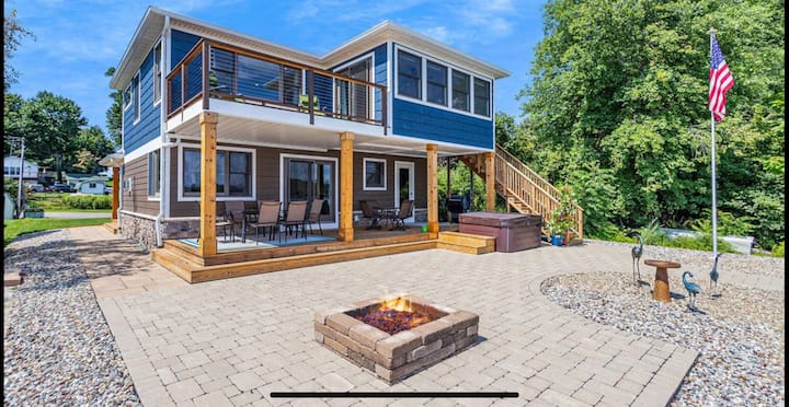 Cheerful Sister Lakes 4 BDR Lake Hse w/ Hot tub.