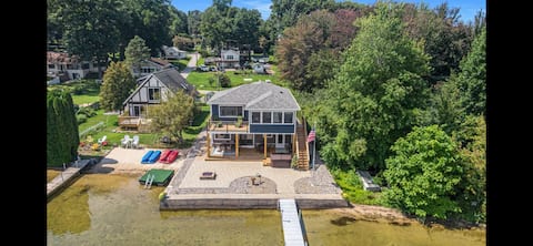 Cheerful Sister Lakes 4 BDR Lake Hse w/ Hot tub.
