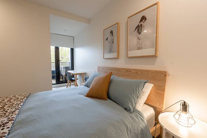Stylish 2Bed Apartment in Fitzroy – FREE parking gallery image 3