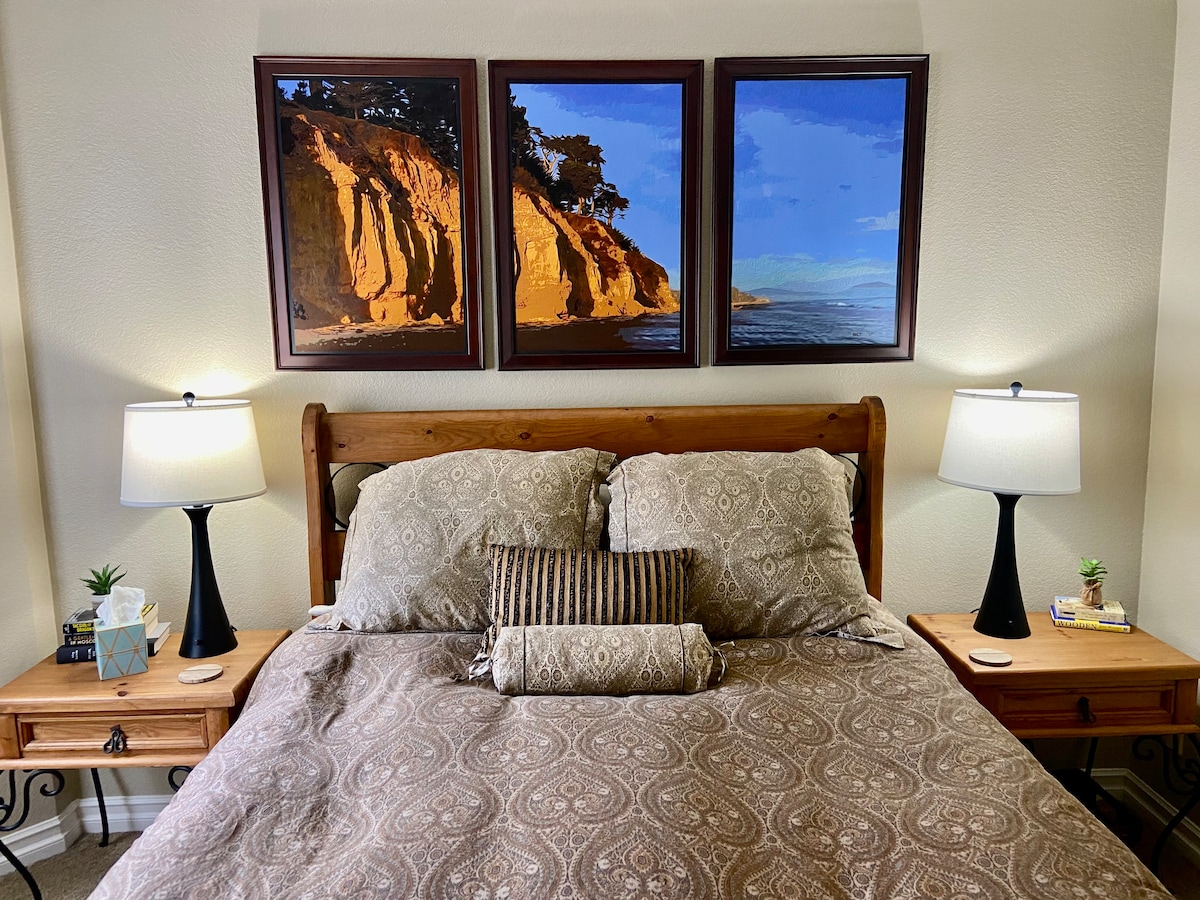 Spálňa pre hostí s manželskou posteľou veľkosti Queen.