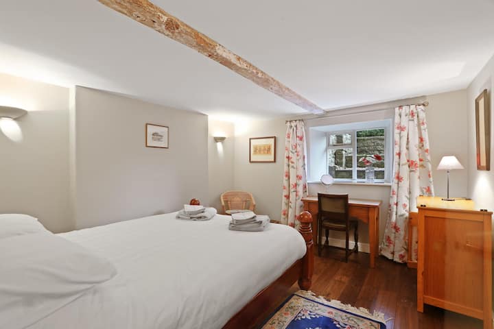 Bedroom and sitting room with own entrance!