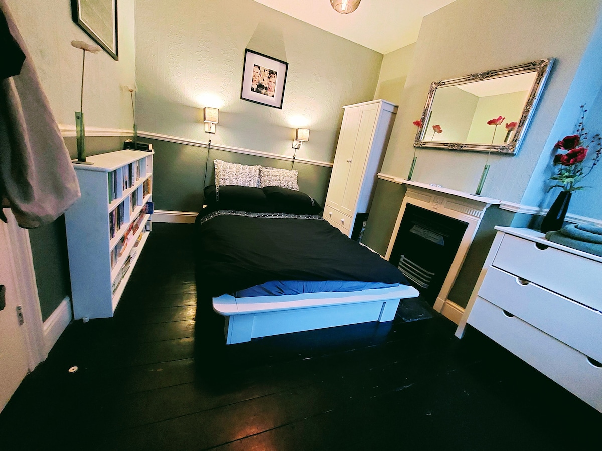 Warm contemporary B&B in stylish Victorian house.