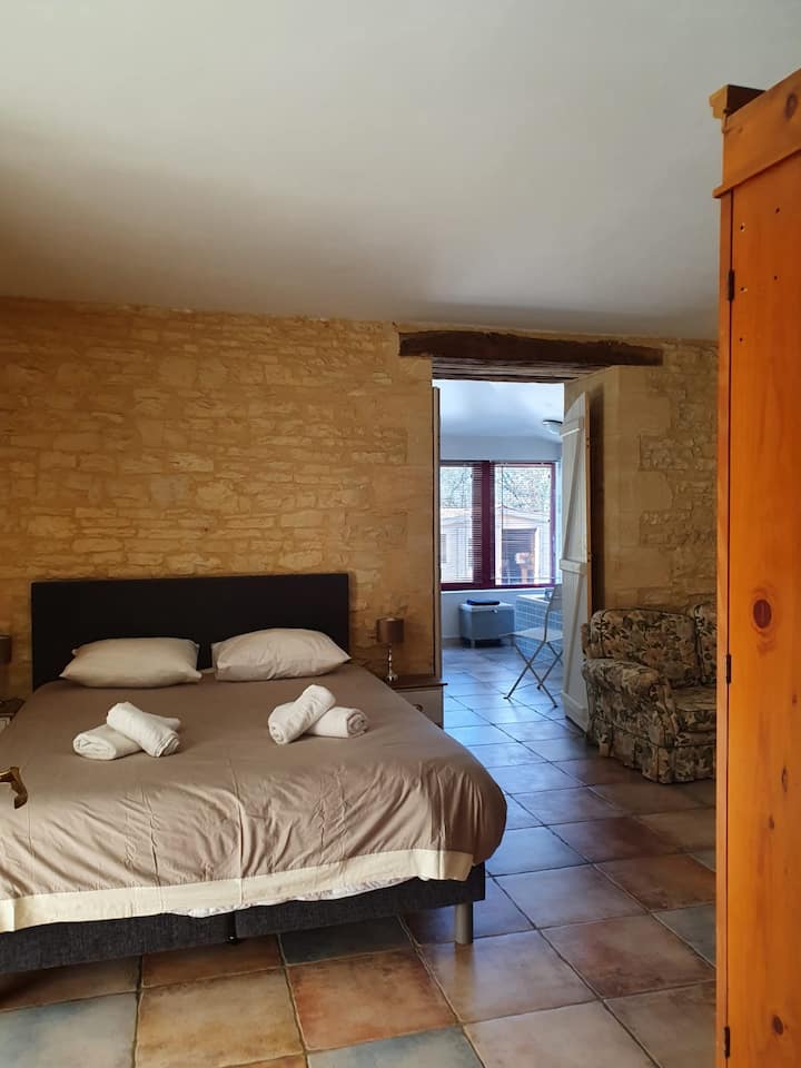 חדר שינה 1 קומת קרקע עם מקלחת ואמבטיה בחדר הרחצה