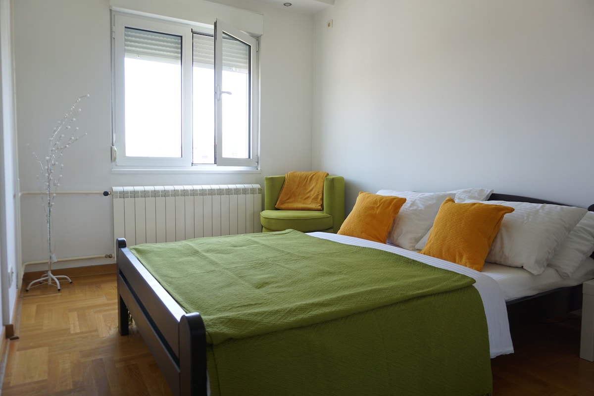 غرفة نوم مشرقة ومريحة بسرير بعرض 140 سم.