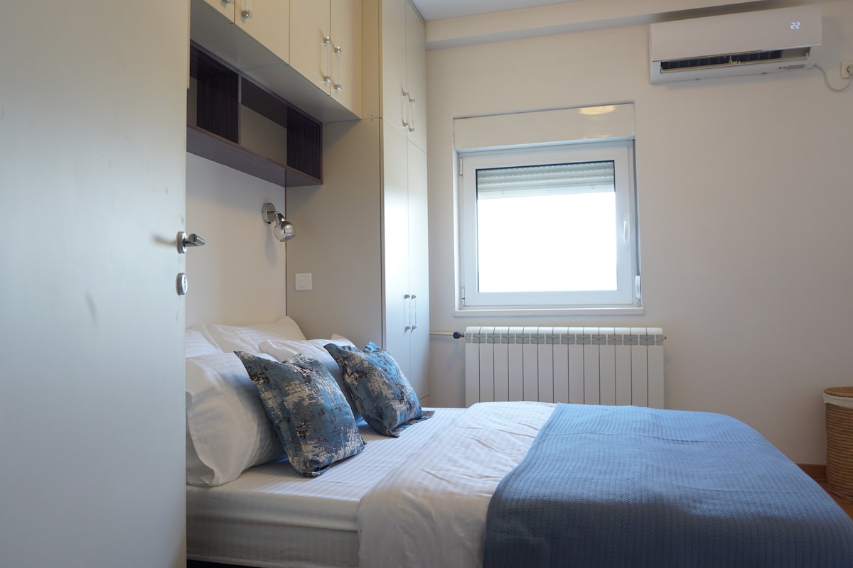 غرفة النوم الأولى التي يبلغ عرضها 140 سم.