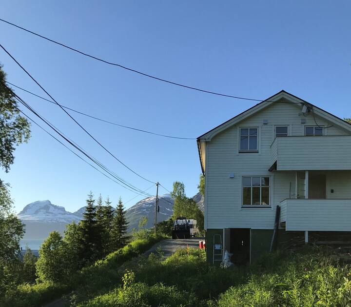 Newly renovated older house in scenic surroundings Cottages for Rent