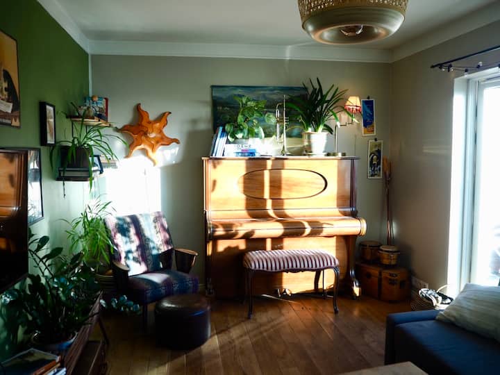 Peaceful First Floor Home With Hot Tub - Reykjavik
