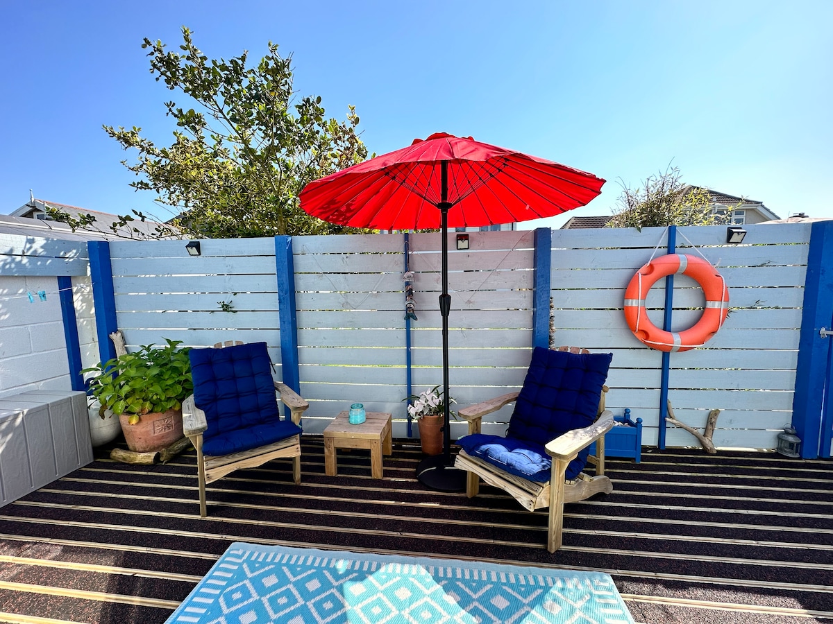 Leistungsstarkes Airbnb: Pet Friendly cabin 50m to beach in The Witterings in East Wittering