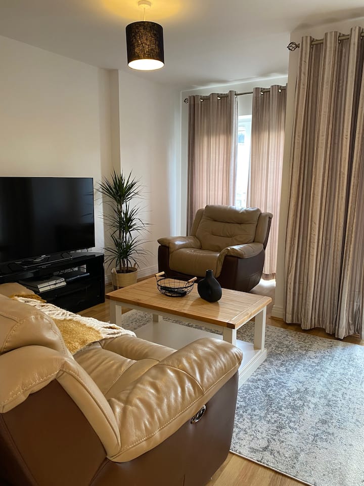 Stylish 2-bedroom Townhouse In A Great Location - Uxbridge