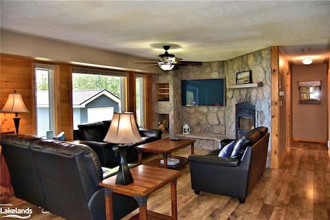 Top Airbnb: Spacious 4 bedroom lakefront cottage in Algonquin Highlands