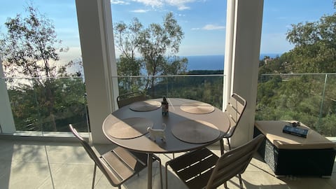 Stunning apartment with sea view and pool