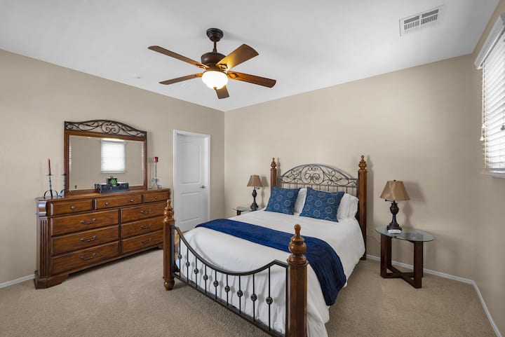 ห้องนอนหลักมีเตียงควีนไซส์ตู้เสื้อผ้าแบบวอล์คอินและห้องน้ำส่วนตัว