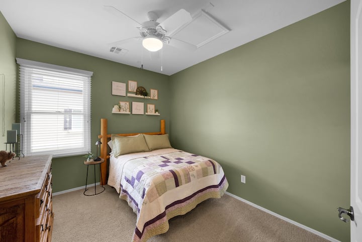 ห้องนอนชั้น 2: เตียงเต็มตู้เสื้อผ้าและตู้เสื้อผ้า  