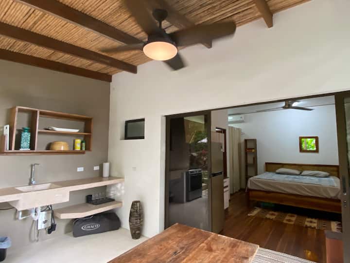 Vue du studio depuis la table à manger d'extérieur.