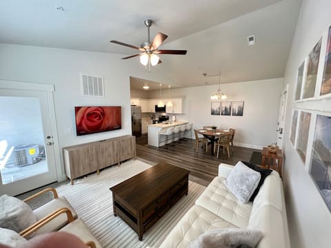 Top Airbnb: Modern 3 bd Condo | Gigabit Wi-fi | Garage Parking in Lehi