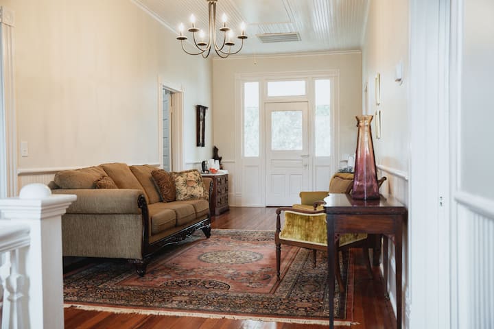 Colonial Farmhouse - 6 Bedroom With A Pool - Orangeburg, SC