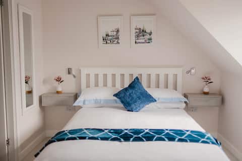 Successful Airbnb property: Cosy upstairs studio adjacent to luxury home. in Inverness South