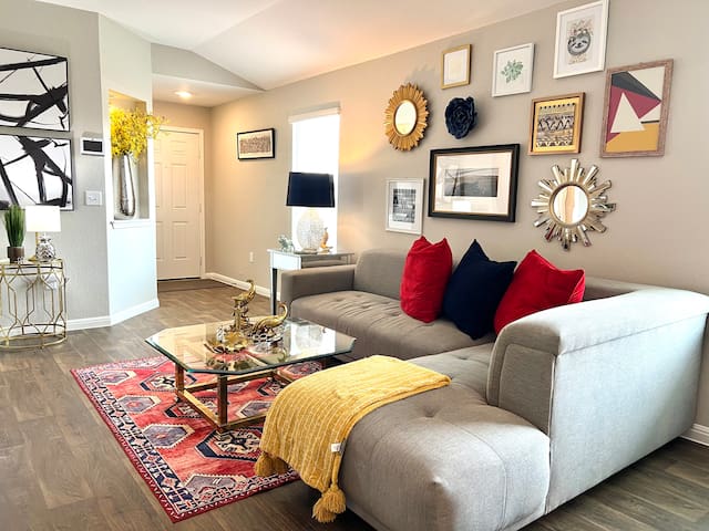 Posh Spacious Brand New 4b/2b near DT & Domain