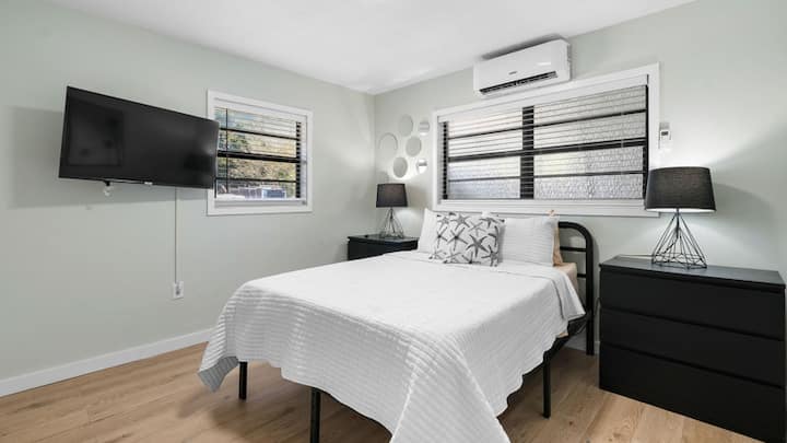 D queensize-dobbeltseng med smart-tv