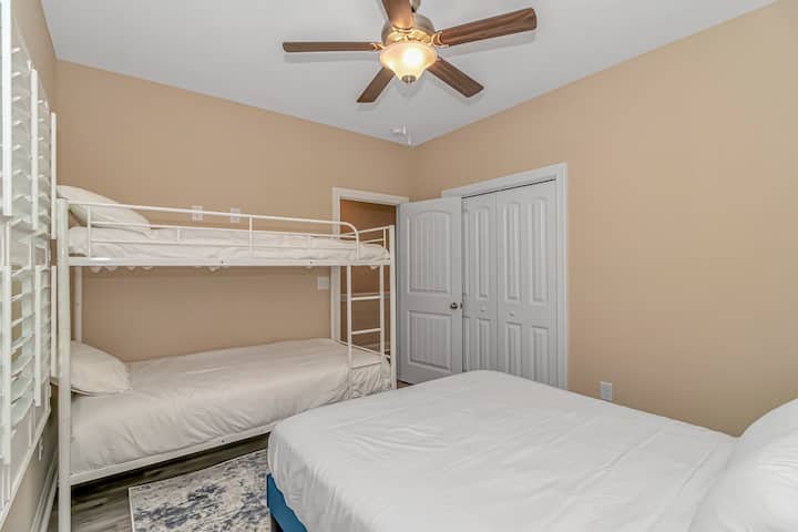 2階のクイーンベッドと二段ベッド