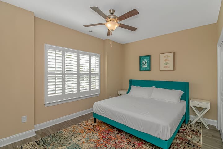 2階にスイート付きのメインベッドルーム-キングベッド