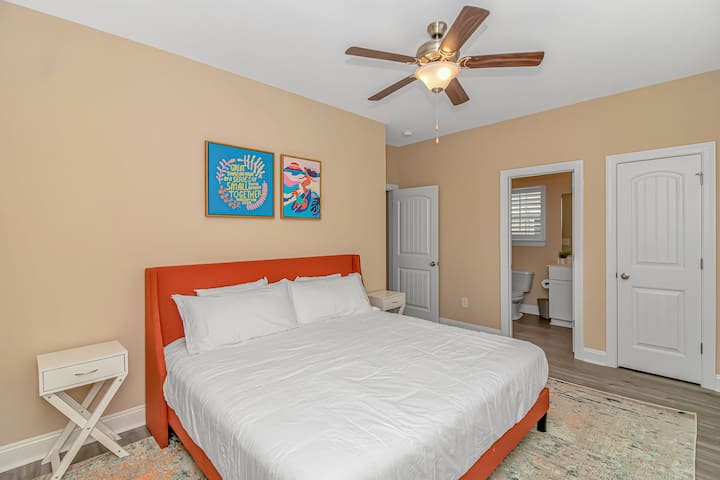 1階にスイート付きのメインベッドルーム-キングサイズベッド