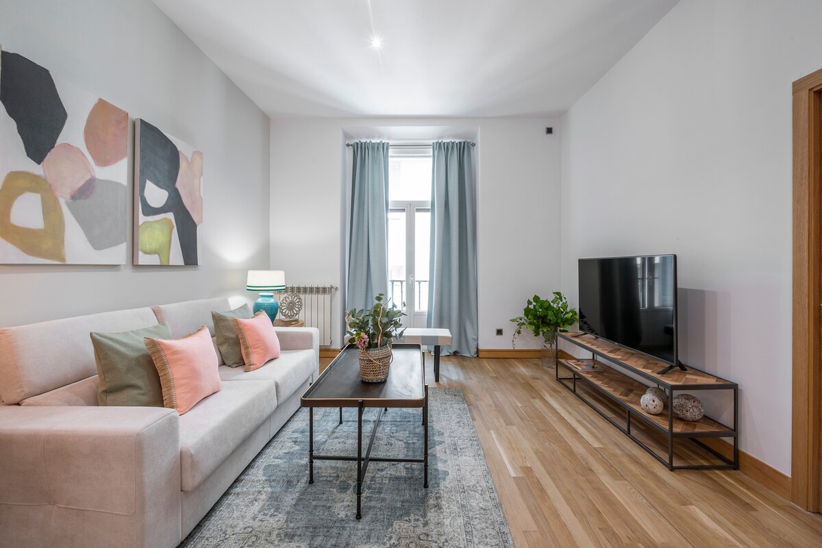 Top performing Airbnb: Luxury 1 bed room apartment in Madrid center in Madrid