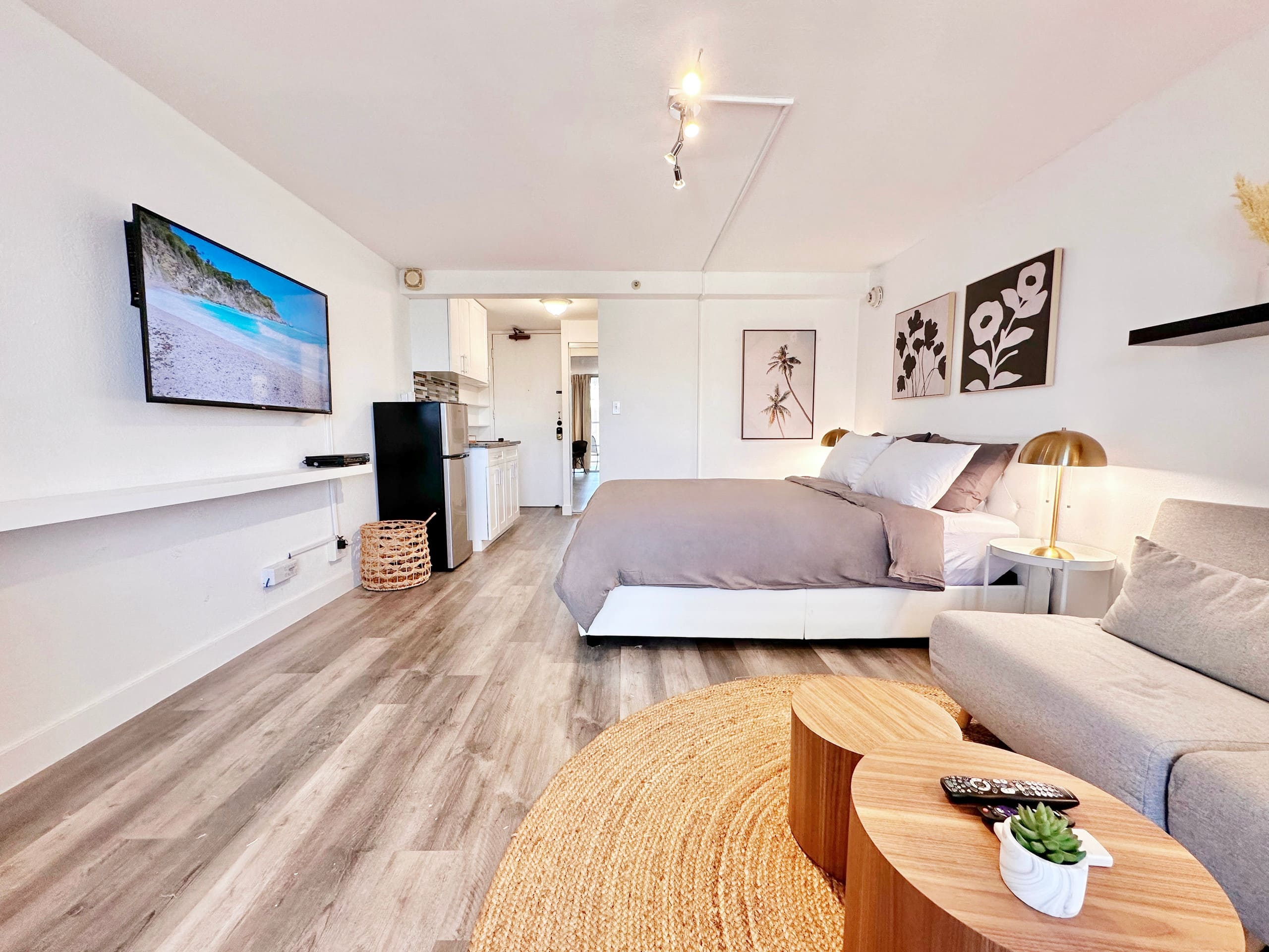 Condo in Honolulu · ★4.91 · Studio · 2 beds · 1 bath - Image 2