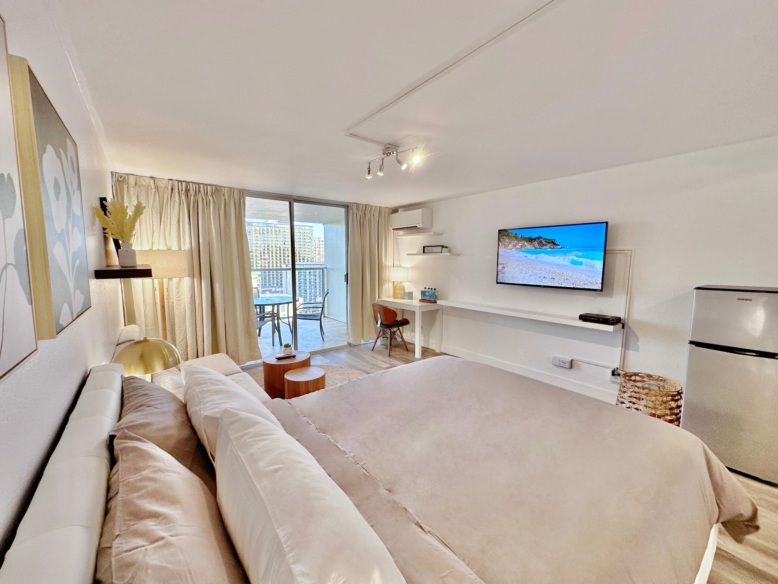 Condo in Honolulu · ★4.91 · Studio · 2 beds · 1 bath - Image 3