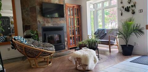 Warm house with pool near REM and ten30