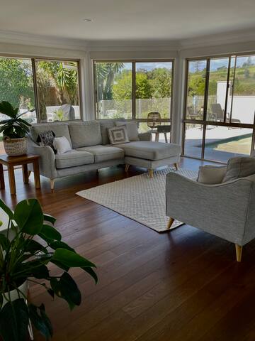 Private luxurious 4 bedroom family home with pool gallery image 4