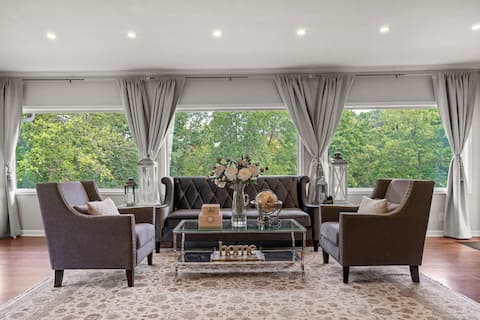 16+Wayzata home! Central, Comfortable, Peaceful.